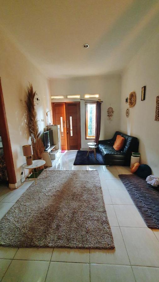 House In Bekasi Timur Villa Esterno foto
