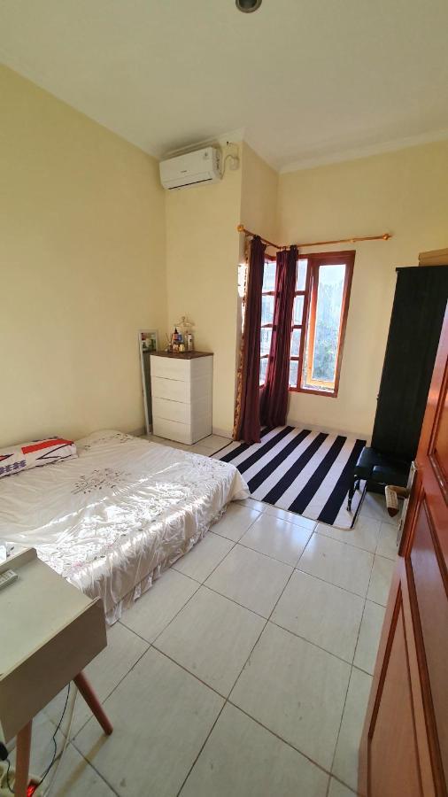 House In Bekasi Timur Villa Esterno foto